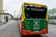 Elektryczna flota MPK Wrocław prezentowana w 2023 roku na Placu Wolności