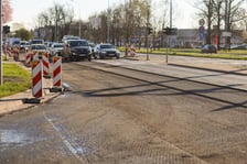 Tak w środę 8 kwietnia wyglądała Aleja Karkonoska po nocnym zrywaniu starego asfaltu