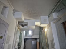 <p>Wnętrze budynku 22 przy ul. Benedyktyńskiej - do remontu</p>