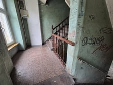 <p>Wnętrze budynku 22 przy ul. Benedyktyńskiej - do remontu</p>