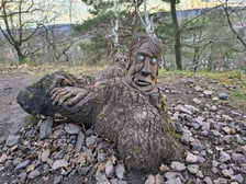 <p>Rzeźba plenerowa koło zamku Świny</p>