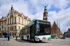 Solaris Urbino 12 electric na wrocławskim Rynku. Za kilkanaście tygodni przyjedzie do Wrocławia siedem takich autobusów kupionych przez MPK w ubiegłym roku
