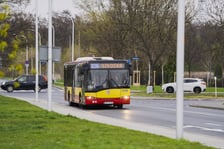 <p>Autobus 306 już kursuje. Wzmocni linię 106</p>