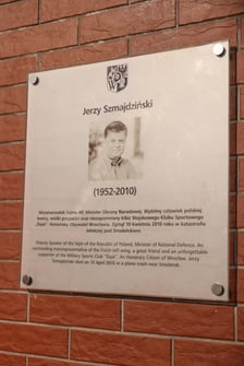 <p>Składanie kwiat&oacute;w pod tablicą Jerzego Szmajdzińskiego</p>