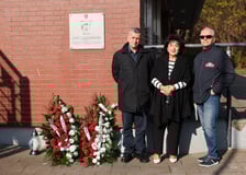 <p>Składanie kwiat&oacute;w pod tablicą Jerzego Szmajdzińskiego</p>