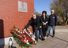 <p>Składanie kwiat&oacute;w pod tablicą Jerzego Szmajdzińskiego</p>