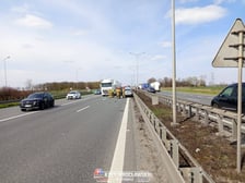 Kolizja trzech samochodów na odcinku autostrady A4 w pobliżu węzła Brzezimierz pod Wrocławiem - 10 kwietnia 2026 r.