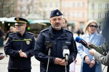 Ograniczenia w ruchu na placu Solnym. Konferencja. kom. Wojciech Jabłoński z Komendy Miejskiej Policji we Wrocławiu.