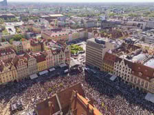 Gitarrenweltrekord 2024 auf dem Ring von Wrocław - Menschenmassen mit Gitarren