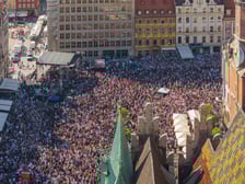 Gitarrenweltrekord 2024 auf dem Ring von Wrocław - Menschenmassen mit Gitarren
