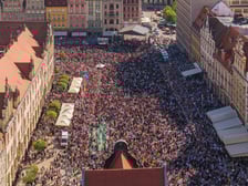 Gitarrenweltrekord 2024 auf dem Ring von Wrocław - Menschenmassen mit Gitarren