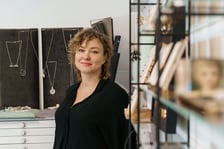 <p>Dominika Kuźniar, eine in Wrocław ans&auml;ssige Goldschmiedin und Gr&uuml;nderin der Marke Qzniar, hat eine Schmuckserie entworfen, inspiriert von der Architektur und den K&uuml;nstlern der Vorkriegszeit Wrocławs.&nbsp;</p>