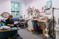 <p>Dominika Kuźniar, eine in Wrocław ans&auml;ssige Goldschmiedin und Gr&uuml;nderin der Marke Qzniar, hat eine Schmuckserie entworfen, inspiriert von der Architektur und den K&uuml;nstlern der Vorkriegszeit Wrocławs.&nbsp;</p>