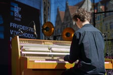 Koncert Jakuba Dereja na wrocławskim Rynku