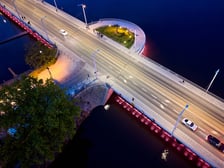 Fryderyki 2026. Iluminacja Mostu Uniwersyteckiego w związanych z wydarzeniem kolorach