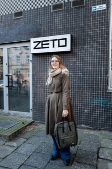 <p>Iwona Kałuża, wsp&oacute;łautorka książki &bdquo;Mister Wrocław&rdquo; przy budynku ZETO</p>