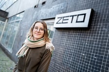 <p>Iwona Kałuża, wsp&oacute;łautorka książki &bdquo;Mister Wrocław&rdquo; przy budynku ZETO</p>