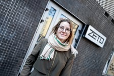 <p>Iwona Kałuża, wsp&oacute;łautorka książki &bdquo;Mister Wrocław&rdquo; przy budynku ZETO</p>