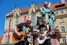 <p>Gitarzyści z całej Polski na wrocławskim Rynku podczas Gitarowego Rekordu Świata</p>