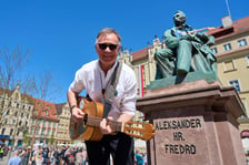 <p>Gitarzyści z całej Polski na wrocławskim Rynku podczas Gitarowego Rekordu Świata</p>
