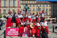 <p>Gitarzyści z całej Polski na wrocławskim Rynku podczas Gitarowego Rekordu Świata</p>
