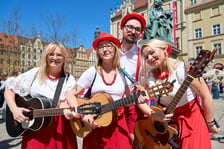 <p>Gitarzyści z całej Polski na wrocławskim Rynku podczas Gitarowego Rekordu Świata</p>