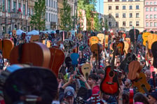 <p>Pr&oacute;ba bicia Gitarowego Rekordu Świata 2026 na scenie na wrocławskim rynku 1 maja</p>