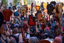 <p>Pr&oacute;ba bicia Gitarowego Rekordu Świata 2026 na scenie na wrocławskim rynku 1 maja</p>