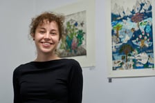 <p>Modesta Gorol podczas wernisażu wystawy &bdquo;Kwitnący horyzont&rdquo;</p>