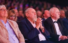 <p>W środku Andrzej Grabowski. Gala Festiwalu Reżyserii Filmowej i Festiwalu Aktorstwa Filmowego we Wrocławskim Centrum Kongresowym</p>