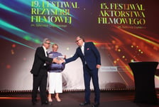 <p>Zbigniew Buczkowski, Robert Gonera i Anna Samusionek. Gala Festiwalu Reżyserii Filmowej i Festiwalu Aktorstwa Filmowego we Wrocławskim Centrum Kongresowym</p>