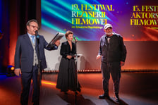 <p>Zbigniew Zamachowski, Gabriela Muskała oraz Wojciech Smarzowski. Gala zakończenia Festiwali Reżyserii Filmowej i Aktorstwa Filmowego we Wrocławkskim Centrum Kongresowym</p>