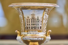 <p>Wystawę &bdquo;Śląskie weduty na porcelanie&rdquo; obejrzymy do 30 września</p>