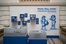 <p>Wystawa &bdquo;Płytki, flizy, tafelki. Ceramiczne intermezza&rdquo; do 30 września w holu i w skarbcu Muzeum Narodowego</p>