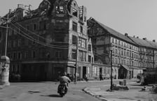 <p>Scena z &bdquo;Ojczyzny&rdquo; sfilmowana w Legnicy (grającej Frankfurt)</p>