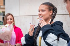 Odsłonięcie krasnala Sary James pod Teatrem Muzycznym Capitol, 6 czerwca 2026
