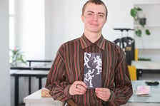 <p>Ignacy Pękała ze swoją pracą</p>