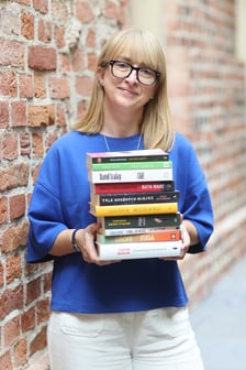 <p>Dobromiła Jankowska w Muzeum Pana Tadeusza z wybranymi 10 ze 100 przetlumaczonych przez siebie książek</p>