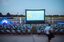 Pierwsze pokazy kina plenerowego na Partynicach odbyły się 18/19 lipca przed Trybuną Główną