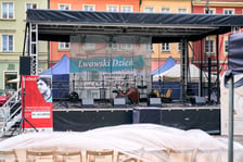 Na Placu Solnym już stanęła scena, na której odbywać się będą obchody VI Lwowskiego Dnia we Wrocławiu, 15.07.2026