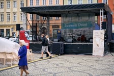 Na Placu Solnym już stanęła scena, na której odbywać się będą obchody VI Lwowskiego Dnia we Wrocławiu, 15.07.2026