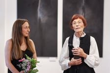 <p>Agnieszka Semianiszyn-Konat i prof. Ewa Maria Poradowska-Werszler, wernisaż wystawy &bdquo;Warp | Incipit&rdquo; w Galerii Tkackiej na Jatkach, 3 lipca 2026</p>