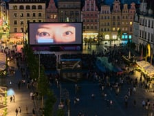 <p>Kino plenerowe w Rynku w ramach festiwalu Tauron Nowe Horyzonty. Widok z drona.</p>