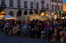Kino plenerowe w Rynku w ramach festiwalu Tauron Nowe Horyzonty.