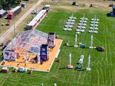 Na Polach Marsowych trwa budowa miasteczka Męskiego Grania 2026, 30.07.2026 r.