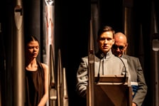 <p>Dominik Smaruj w spektaklu&nbsp; &bdquo;Czekając na barbarzyńc&oacute;w&rdquo;</p>