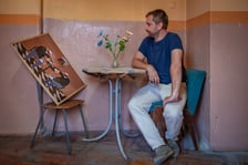<p>Jakub Zasada w swoim sklepie-pracowni w DH Podwale</p>