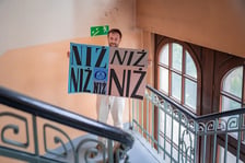 <p>Jakub Zasada na klatce schodowej DH Podwale</p>