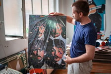 <p>Jakub Zasada w swoim sklepie-pracowni w DH Podwale</p>