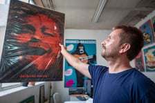 <p>Jakub Zasada w swoim sklepie-pracowni w DH Podwale</p>